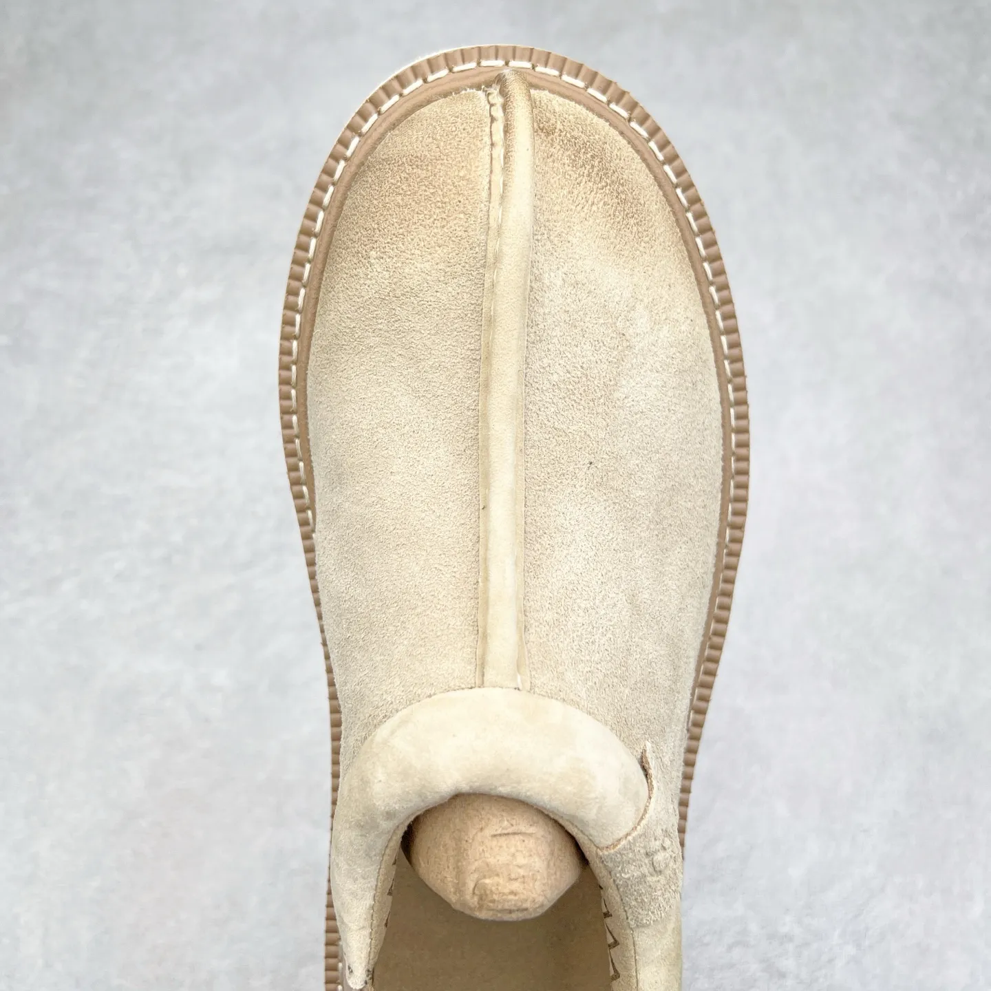 Pick up locally 💰600 UGG 6913 Tasman Lug suede round toe lightweight low-top lifestyle casual shoes. All shoes are made from the same factory as ZP. Longfeng A-grade Australian imported sheepskin and wool are integrated. Brand OEM production line fully follows the ZP process. OEM original pattern maker adheres to the principle of no original shoes and no development selection. Pay attention to every detail. The most authentic version on the market TREADLITE "Light Wing" technology outsole Lightweight/durable/flexible/pile size: 40 41 42 43 44 Coding: yby2936060